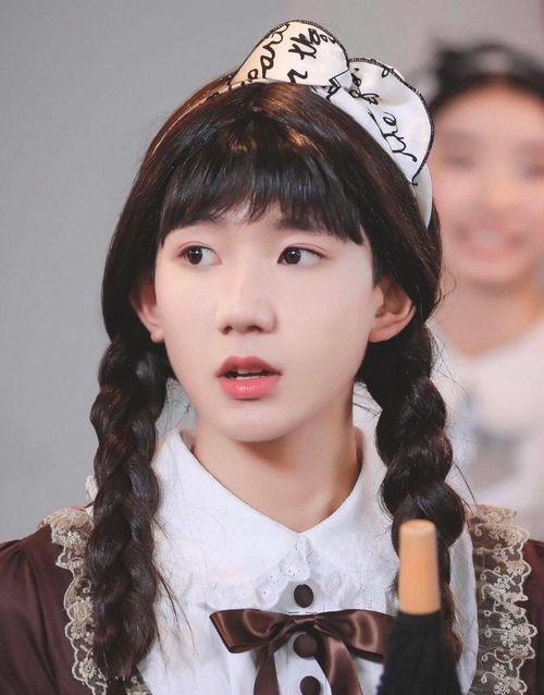 王俊凱玩幼稚游戲坐姿大爺化，網(wǎng)友直呼接地氣